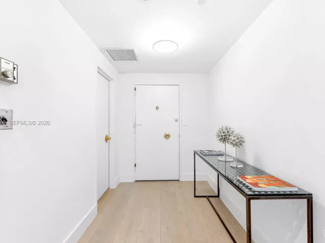 1-bedroom condo for rent in Miami Beach - 5255 Collins Ave 4A - MondialRealty