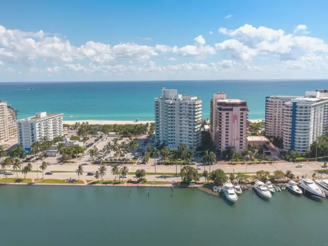 1-bedroom condo for rent in Miami Beach - 5255 Collins Ave 4A - MondialRealty