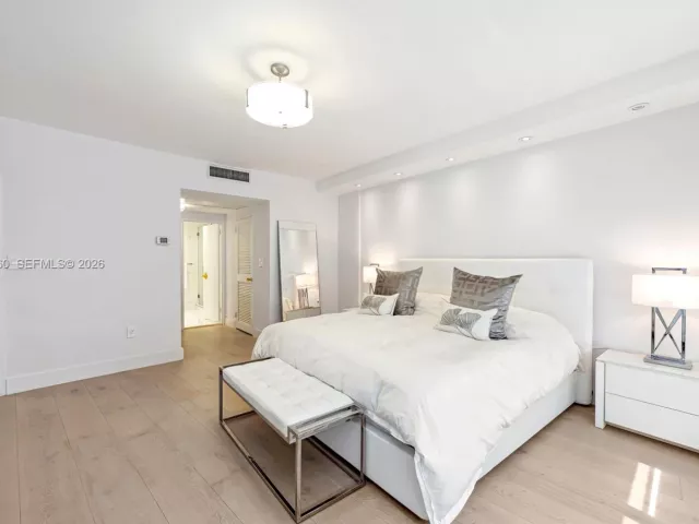 1-bedroom condo for rent in Miami Beach - 5255 Collins Ave 4A - MondialRealty