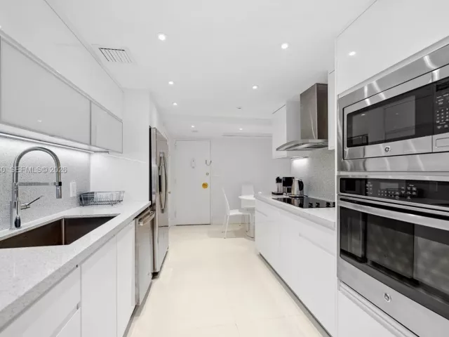 1-bedroom condo for rent in Miami Beach - 5255 Collins Ave 4A - MondialRealty