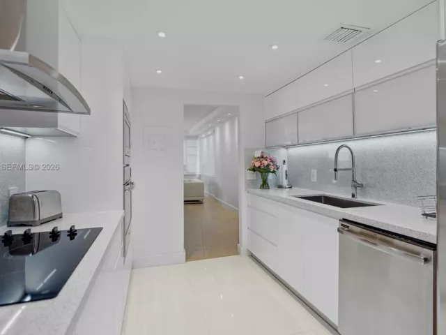 1-bedroom condo for rent in Miami Beach - 5255 Collins Ave 4A - MondialRealty