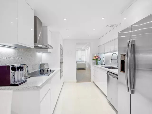 1-bedroom condo for rent in Miami Beach - 5255 Collins Ave 4A - MondialRealty