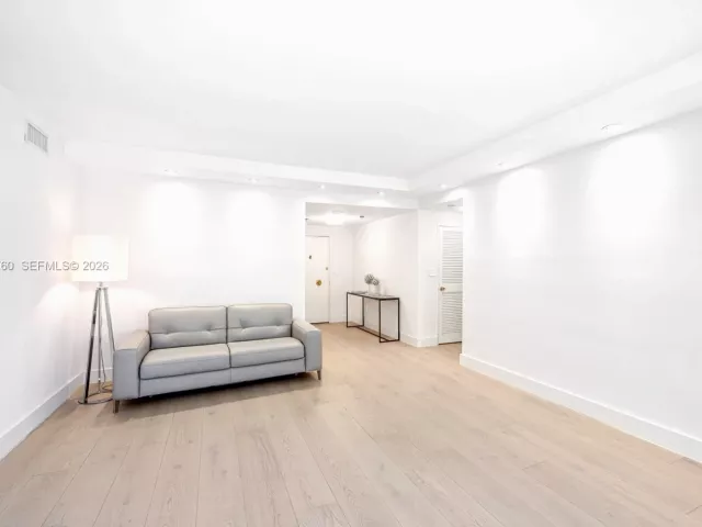 1-bedroom condo for rent in Miami Beach - 5255 Collins Ave 4A - MondialRealty