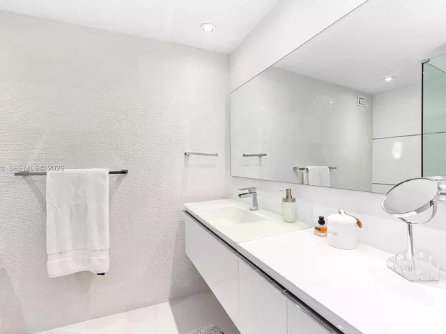 1-bedroom condo for rent in Miami Beach - 5255 Collins Ave 4A - MondialRealty