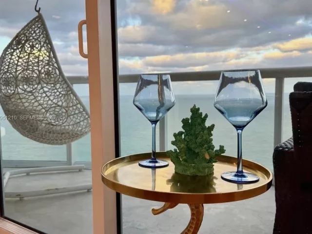 2-bedroom condo for rent in Miami Beach - 6365 Collins Ave 3102 - MondialRealty