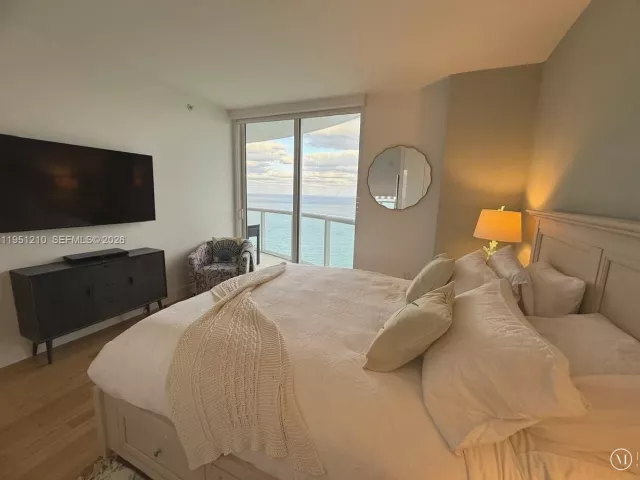2-bedroom condo for rent in Miami Beach - 6365 Collins Ave 3102 - MondialRealty