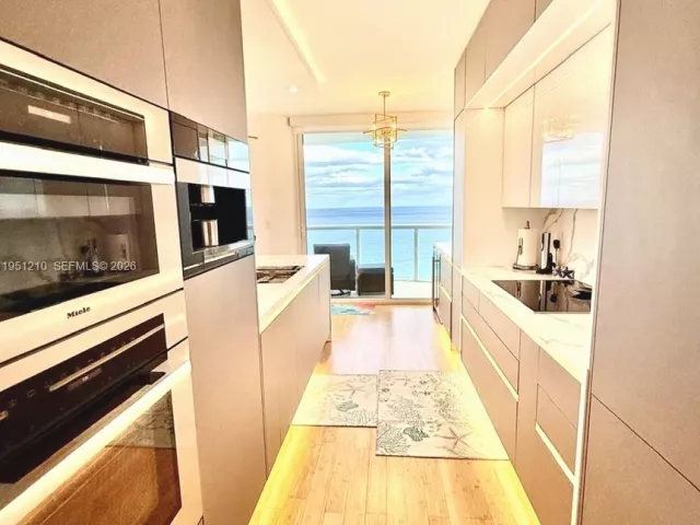 2-bedroom condo for rent in Miami Beach - 6365 Collins Ave 3102 - MondialRealty