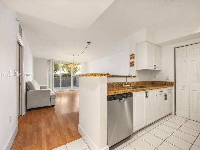 Apartment for rent  Unit #606 - photo 7440594