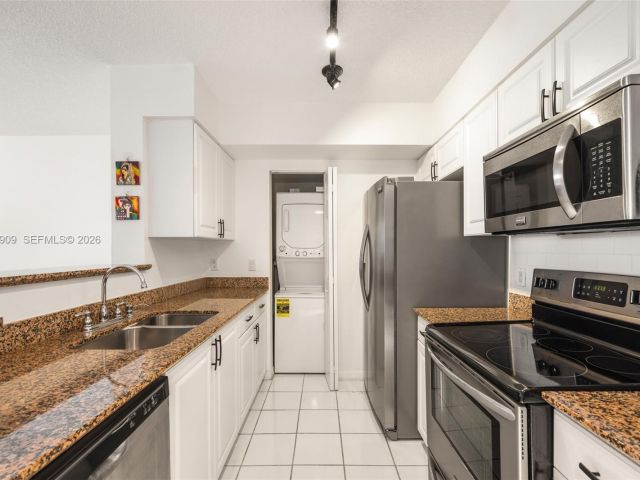 Apartment for rent  Unit #606 - photo 7440595