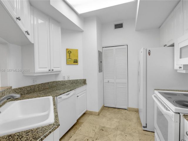 Apartment for rent  Unit #701 - photo 7434373