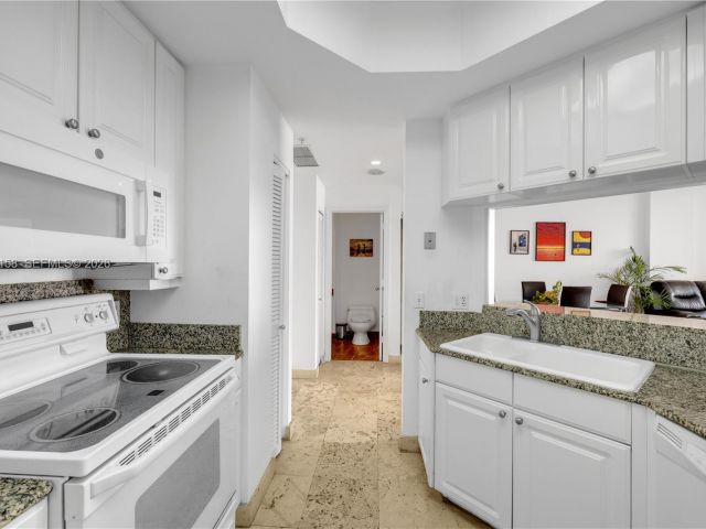 Apartment for rent  Unit #701 - photo 7434374