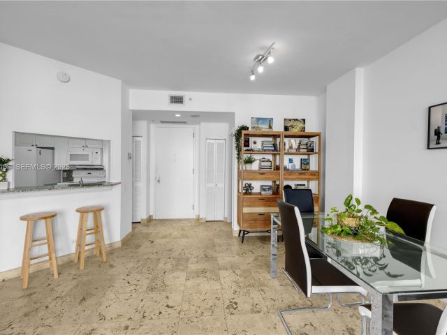 Apartment for rent  Unit #701 - photo 7434377