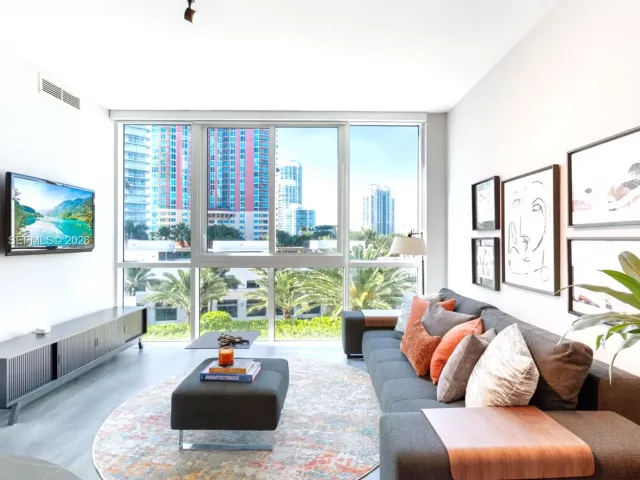 1-bedroom condo for rent in Miami Beach - 50 S Pointe Dr 609 - MondialRealty