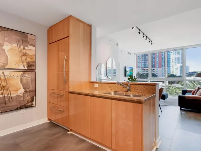 1-bedroom condo for rent in Miami Beach - 50 S Pointe Dr 609 - MondialRealty