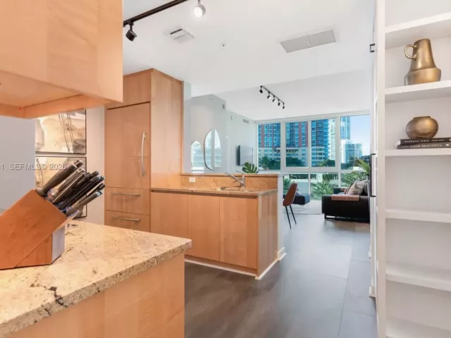 1-bedroom condo for rent in Miami Beach - 50 S Pointe Dr 609 - MondialRealty
