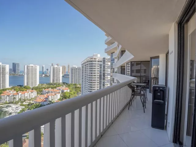 3-bedroom condo for rent in Aventura - 1000 W Island Blvd 2806 - MondialRealty