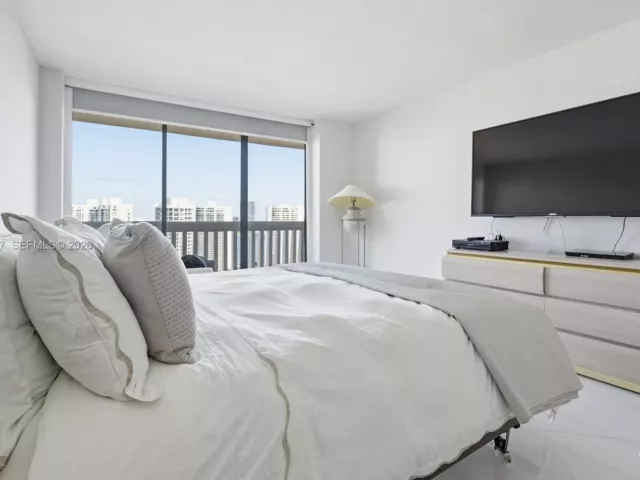 3-bedroom condo for rent in Aventura - 1000 W Island Blvd 2806 - MondialRealty