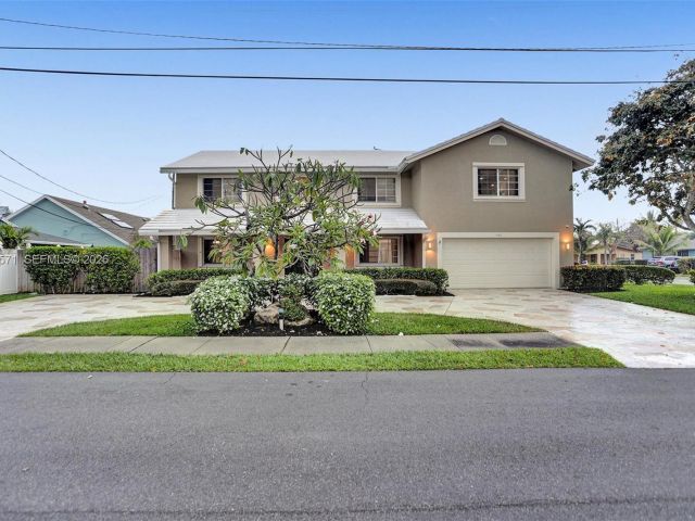 Home for sale at 466 NE 8th Ave - photo 7313550