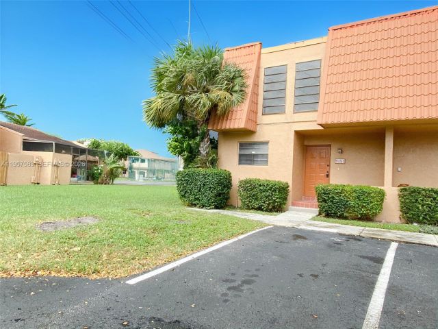 3-bedroom home for rent in Pembroke Pines - 9151 Orchid Tree Ln 131 - MondialRealty