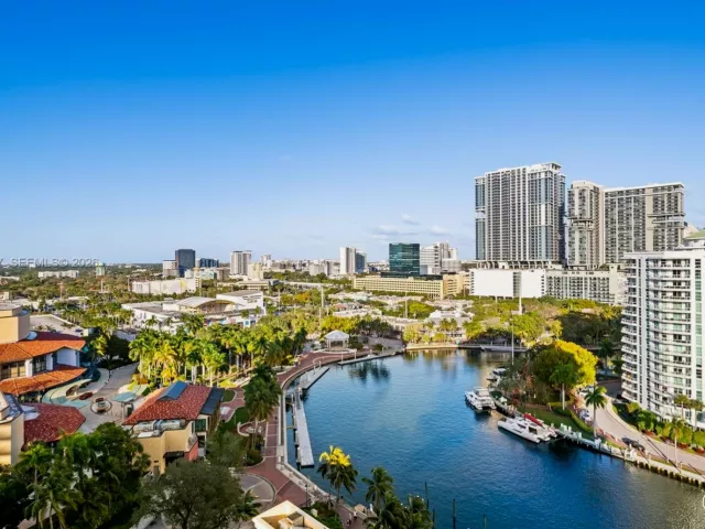 2-bedroom condo for sale in Fort Lauderdale - 600 W Las Olas Blvd 1605S - MondialRealty