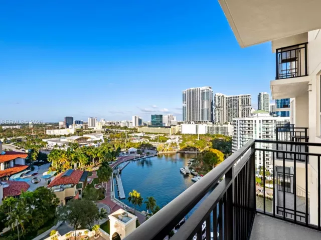2-bedroom condo for sale in Fort Lauderdale - 600 W Las Olas Blvd 1605S - MondialRealty