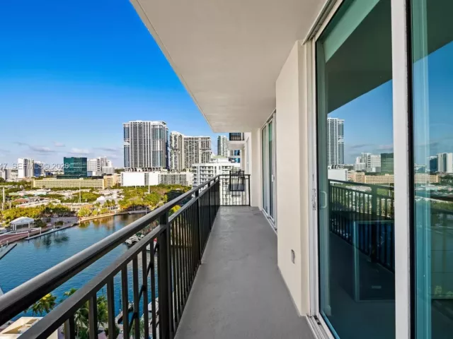 2-bedroom condo for sale in Fort Lauderdale - 600 W Las Olas Blvd 1605S - MondialRealty