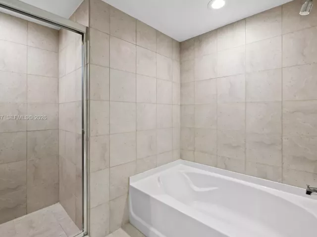 2-bedroom condo for sale in Fort Lauderdale - 600 W Las Olas Blvd 1605S - MondialRealty