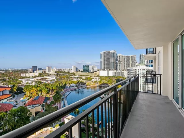2-bedroom condo for sale in Fort Lauderdale - 600 W Las Olas Blvd 1605S - MondialRealty
