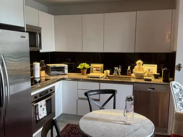 1-bedroom condo for rent in Miami - 1050 Brickell Ave 818 - MondialRealty