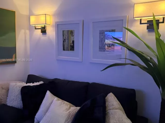 1-bedroom condo for rent in Miami - 1050 Brickell Ave 818 - MondialRealty