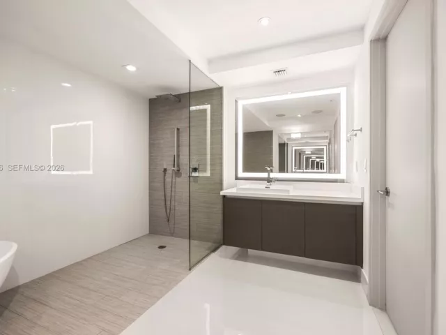 3-bedroom condo for sale in Sunny Isles Beach - 300 Sunny Isles Blvd 4-2202 - MondialRealty