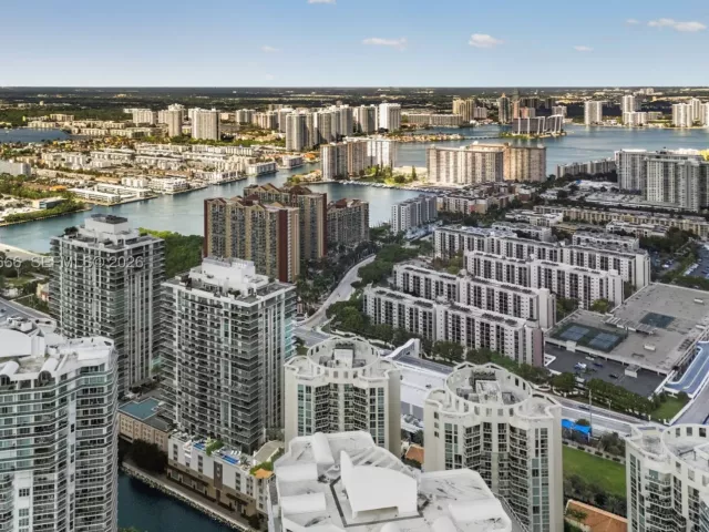 3-bedroom condo for sale in Sunny Isles Beach - 300 Sunny Isles Blvd 4-2202 - MondialRealty