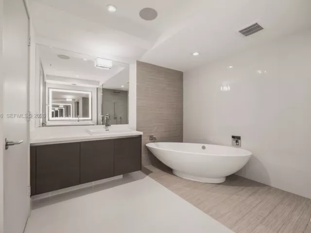 3-bedroom condo for sale in Sunny Isles Beach - 300 Sunny Isles Blvd 4-2202 - MondialRealty