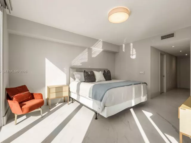 3-bedroom condo for sale in Sunny Isles Beach - 300 Sunny Isles Blvd 4-2202 - MondialRealty