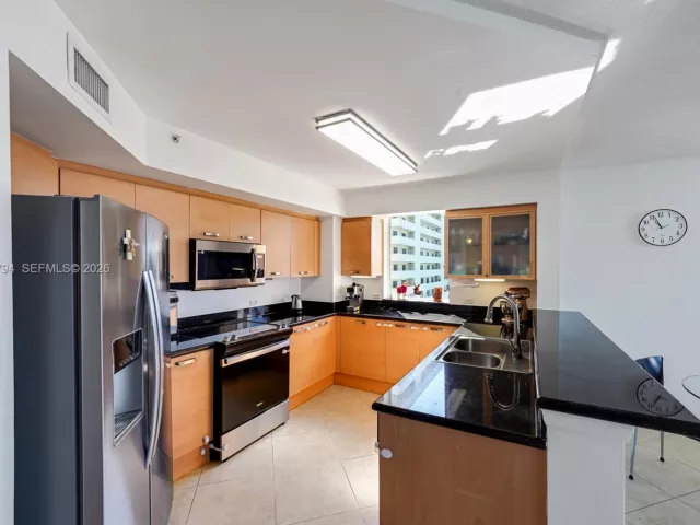 2-bedroom condo for sale in Fort Lauderdale - 2001 N Ocean Blvd 1002 - MondialRealty