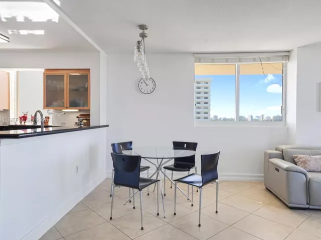 2-bedroom condo for sale in Fort Lauderdale - 2001 N Ocean Blvd 1002 - MondialRealty