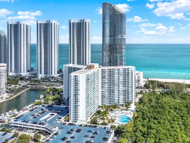 2-bedroom condo for sale in Sunny Isles Beach - 100 S Bayview Dr 1222 - MondialRealty