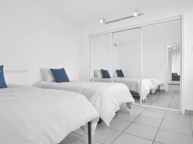 3-bedroom condo for sale in Miami Beach - 5005 Collins Ave 824 - MondialRealty