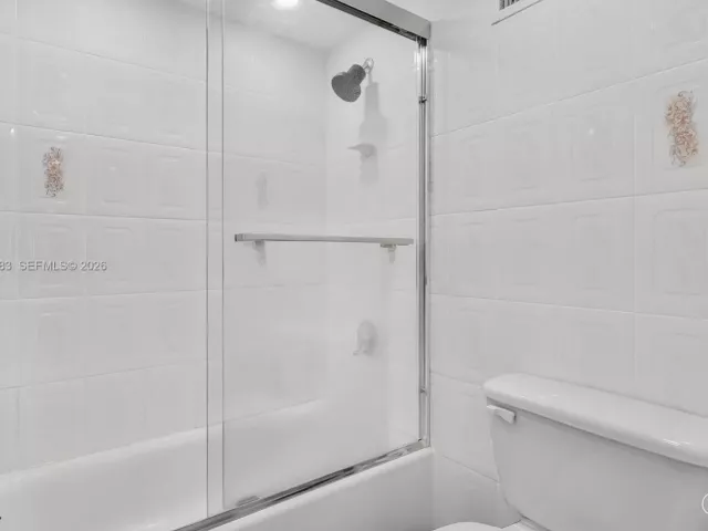 3-bedroom condo for sale in Miami Beach - 5005 Collins Ave 824 - MondialRealty