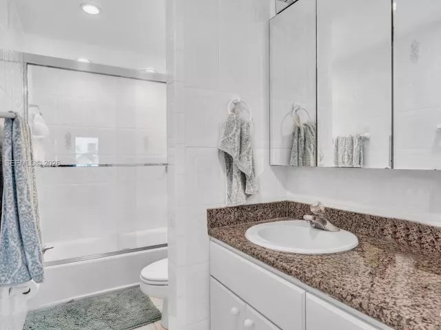 3-bedroom condo for sale in Miami Beach - 5005 Collins Ave 824 - MondialRealty