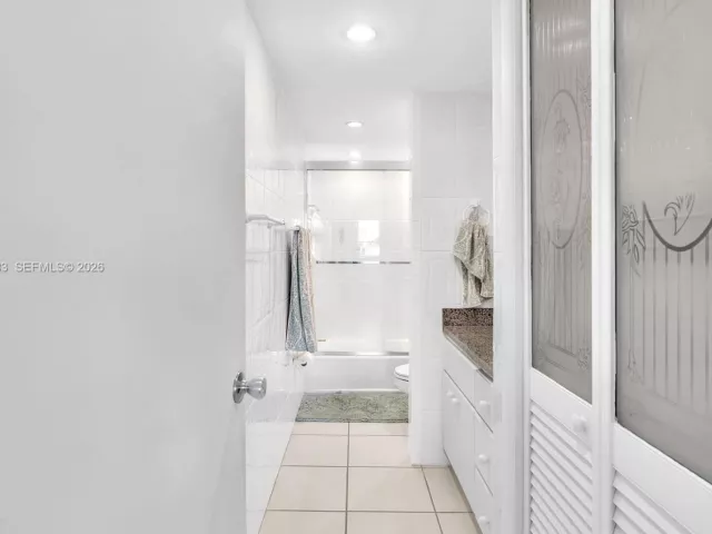 3-bedroom condo for sale in Miami Beach - 5005 Collins Ave 824 - MondialRealty