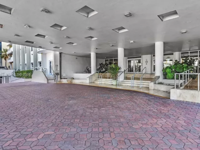 3-bedroom condo for sale in Miami Beach - 5005 Collins Ave 824 - MondialRealty