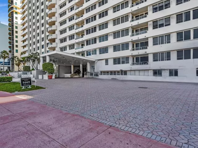 3-bedroom condo for sale in Miami Beach - 5005 Collins Ave 824 - MondialRealty