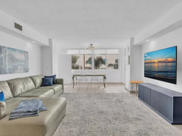 3-bedroom condo for sale in Miami Beach - 5005 Collins Ave 824 - MondialRealty