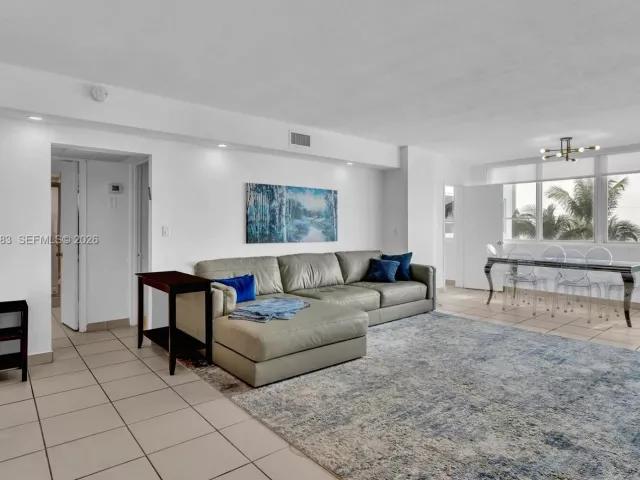 3-bedroom condo for sale in Miami Beach - 5005 Collins Ave 824 - MondialRealty