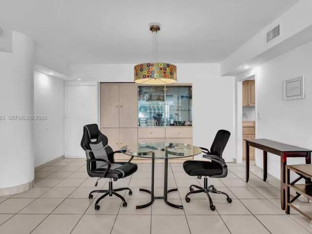 3-bedroom condo for sale in Miami Beach - 5005 Collins Ave 824 - MondialRealty