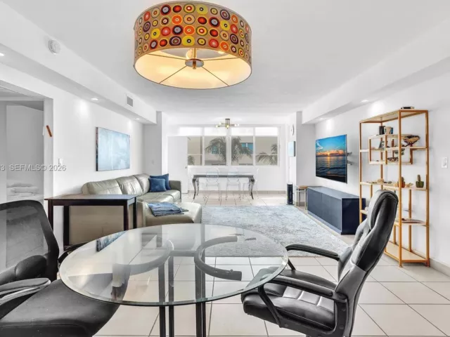 3-bedroom condo for sale in Miami Beach - 5005 Collins Ave 824 - MondialRealty