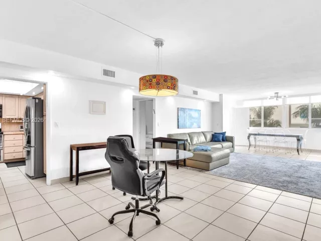3-bedroom condo for sale in Miami Beach - 5005 Collins Ave 824 - MondialRealty