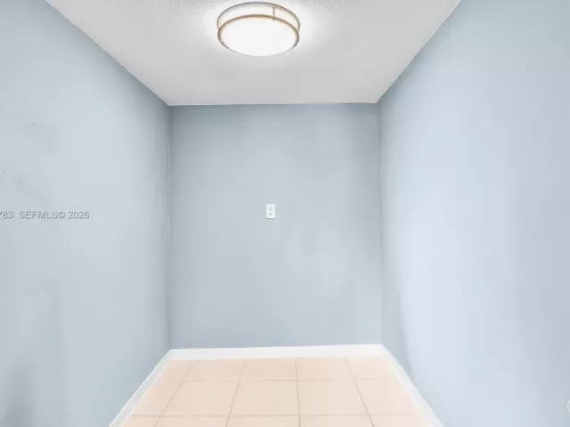 3-bedroom condo for sale in Miami Beach - 5005 Collins Ave 824 - MondialRealty