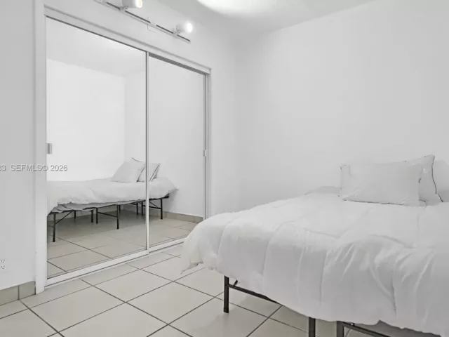 3-bedroom condo for sale in Miami Beach - 5005 Collins Ave 824 - MondialRealty